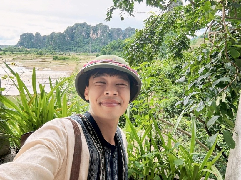 Trung Ruồi (tên thật là Nguyễn Hà Trung, SN 1993) là một trong những diễn viên hài ấn tượng ở miền Bắc. Ngoài chương trình Táo Quân – Gặp Nhau Cuối Năm, anh còn góp mặt trong nhiều bộ phim truyền hình như “11 tháng 5 ngày”, “Gia đình mình vui bất thình lình”, “Độc đạo”...