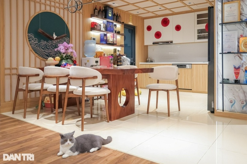 Khu bếp được nối thông với phòng khách giúp tối ưu diện tích căn hộ, kết nối không gian sinh hoạt chung hiệu quả để cả gia đình thêm gắn kết, ấm cúng.