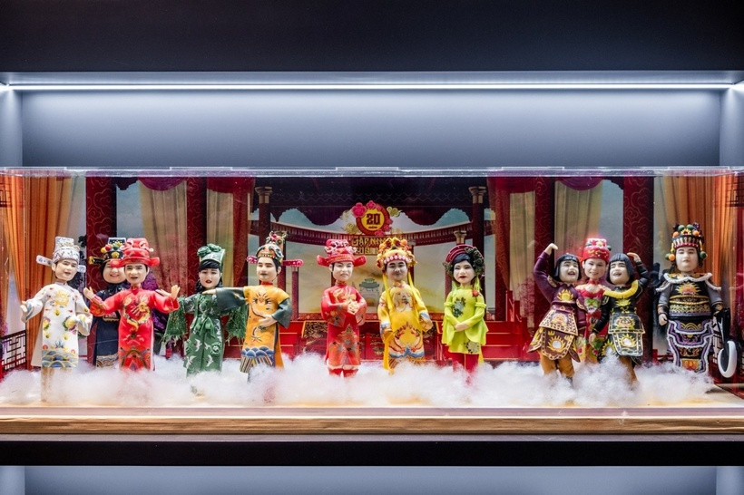 Điểm thu hút nhất có lẽ là chiếc hộp đặt những chú búp bê lấy hình mẫu là các nhân vật trong Táo Quân. Từ Ngọc Hoàng