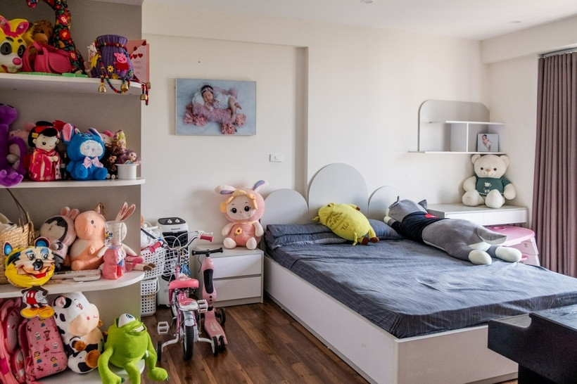 Phòng ngủ của con gái Trung Ruồi đặt rất nhiều gấu bông.