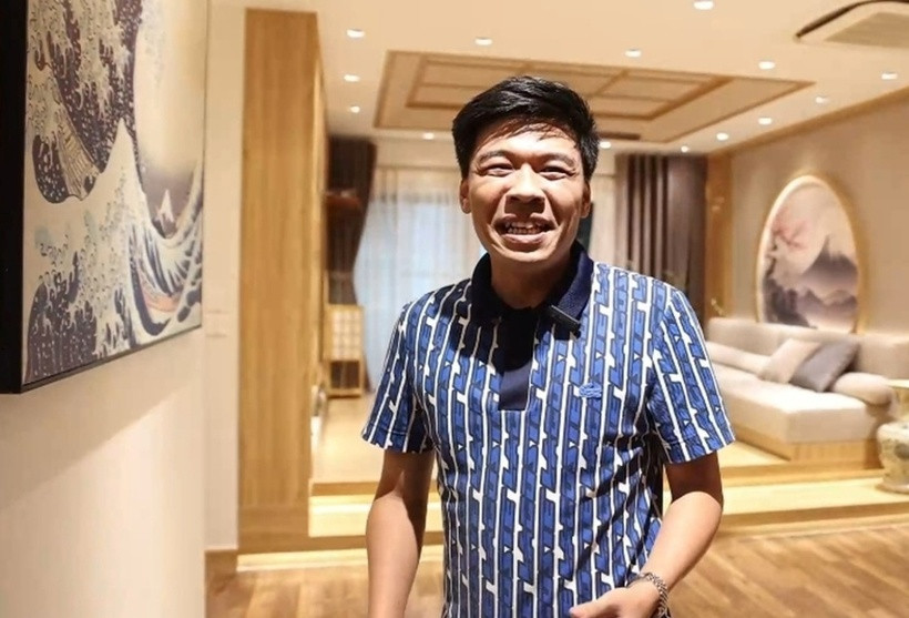 Nhờ chăm chỉ làm nghề, Trung Ruồi hiện đã có cuộc sống ổn định, tậu được nhà và xe hơi. Gia đình anh chuyển sang căn hộ mới có diện tích hơn 100m2 nằm ở tầng 4 của tòa nhà. Anh dí dỏm tâm sự, đây là thành quả của anh sau nhiều năm gom góp, đồng thời có sự trợ giúp của người thân và... ngân hàng.