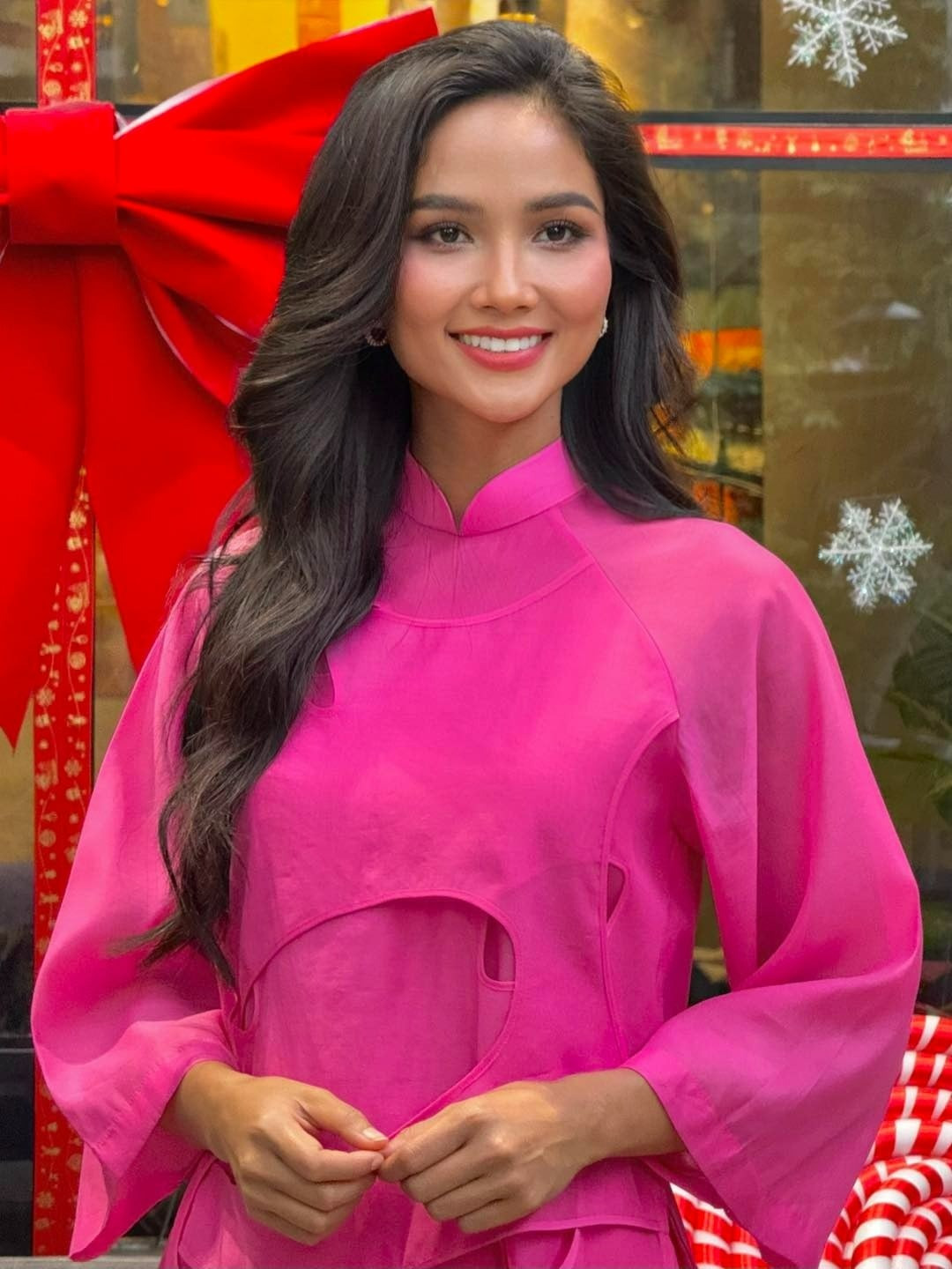 Hoa hậu HHen Niê với nghệ thuật nấu ăn nhanh nhưng vẫn đầy đủ màu sắc