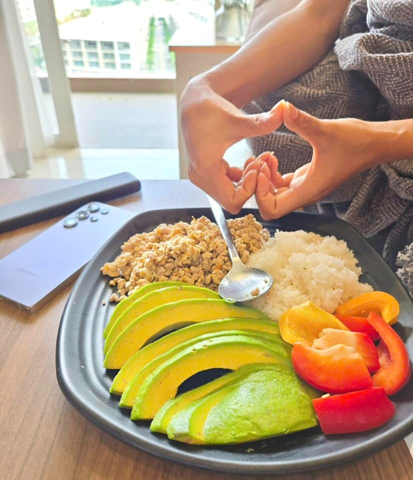 Hoa hậu HHen Niê với nghệ thuật nấu ăn nhanh nhưng vẫn đầy đủ màu sắc