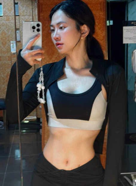 Lê Bống trở lại thói quen cũ, tự tin khoe vòng 2 sau hành trình