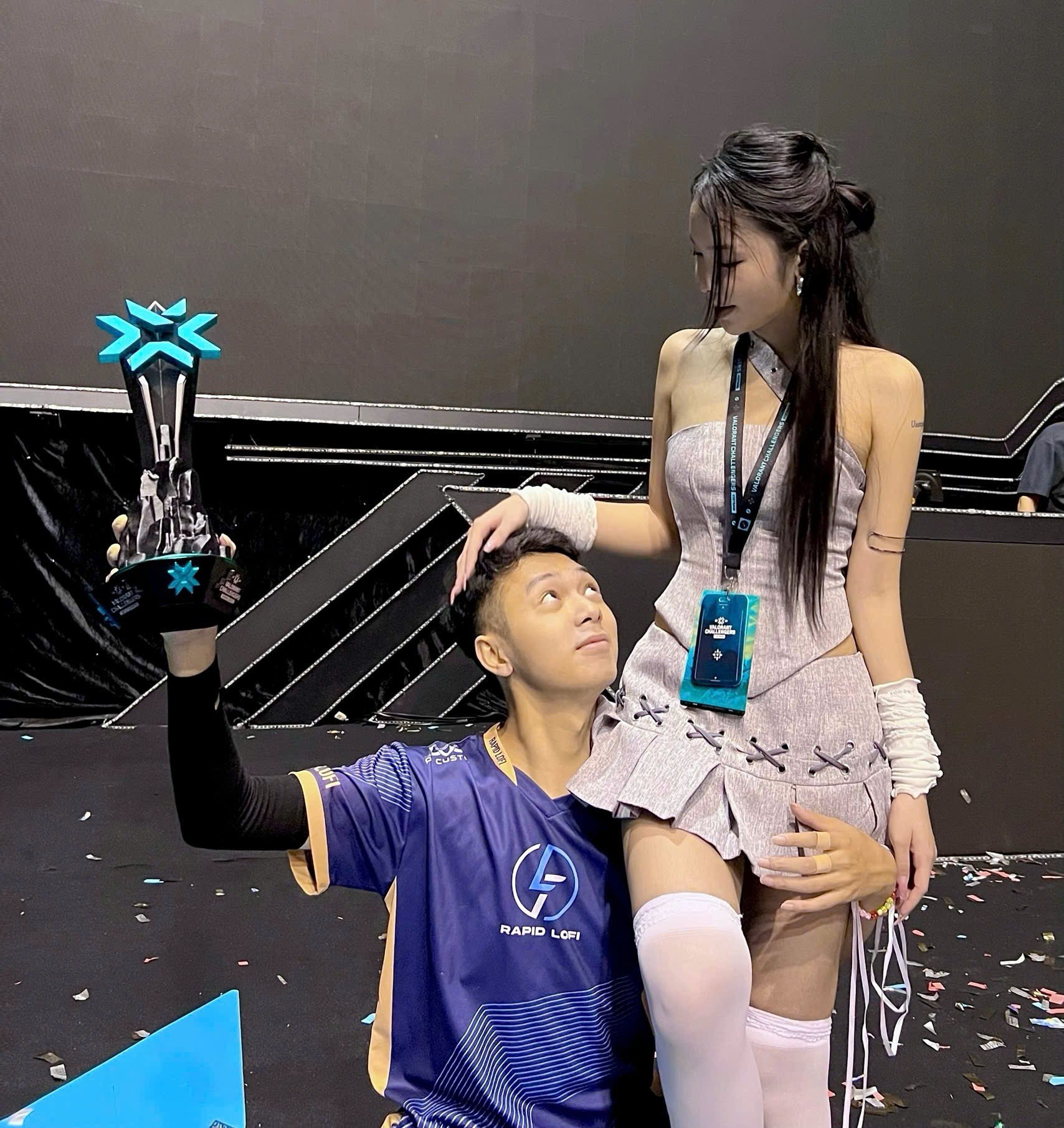 Nữ MC nóng bỏng lại khiến fan dấy lên sự