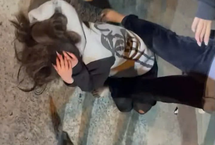 Nạn nhân ngã xuống đất, ôm đầu đau đớn.