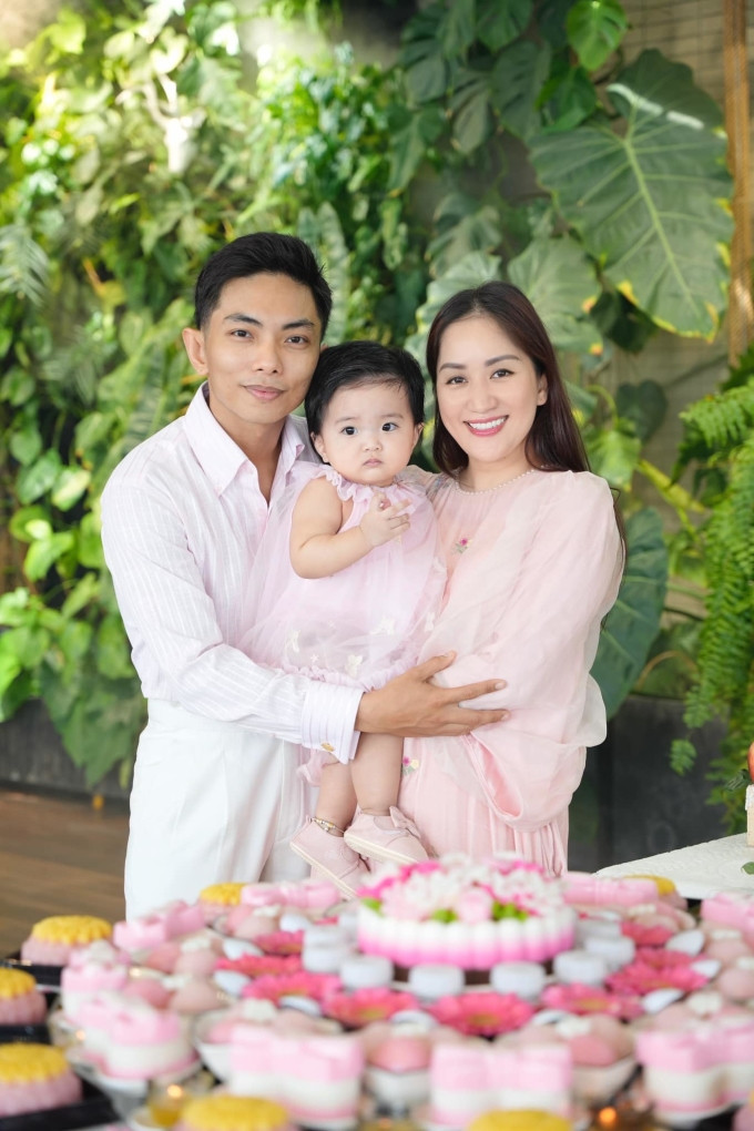 Út cưng nhà Khánh Thi  Phan Hiển gây sốt với visual được dự đoán bông hậu tương lai