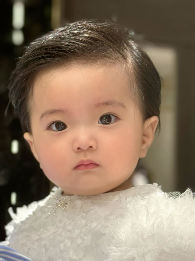 Út cưng nhà Khánh Thi  Phan Hiển gây sốt với visual được dự đoán bông hậu tương lai