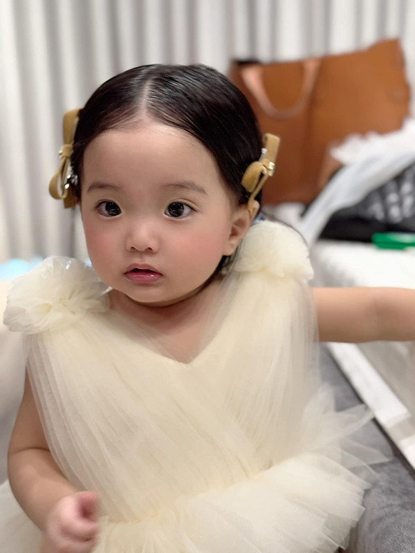 Út cưng nhà Khánh Thi  Phan Hiển gây sốt với visual được dự đoán bông hậu tương lai