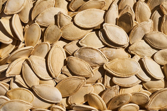 Ba không khi ăn hạt bí ngày Tết