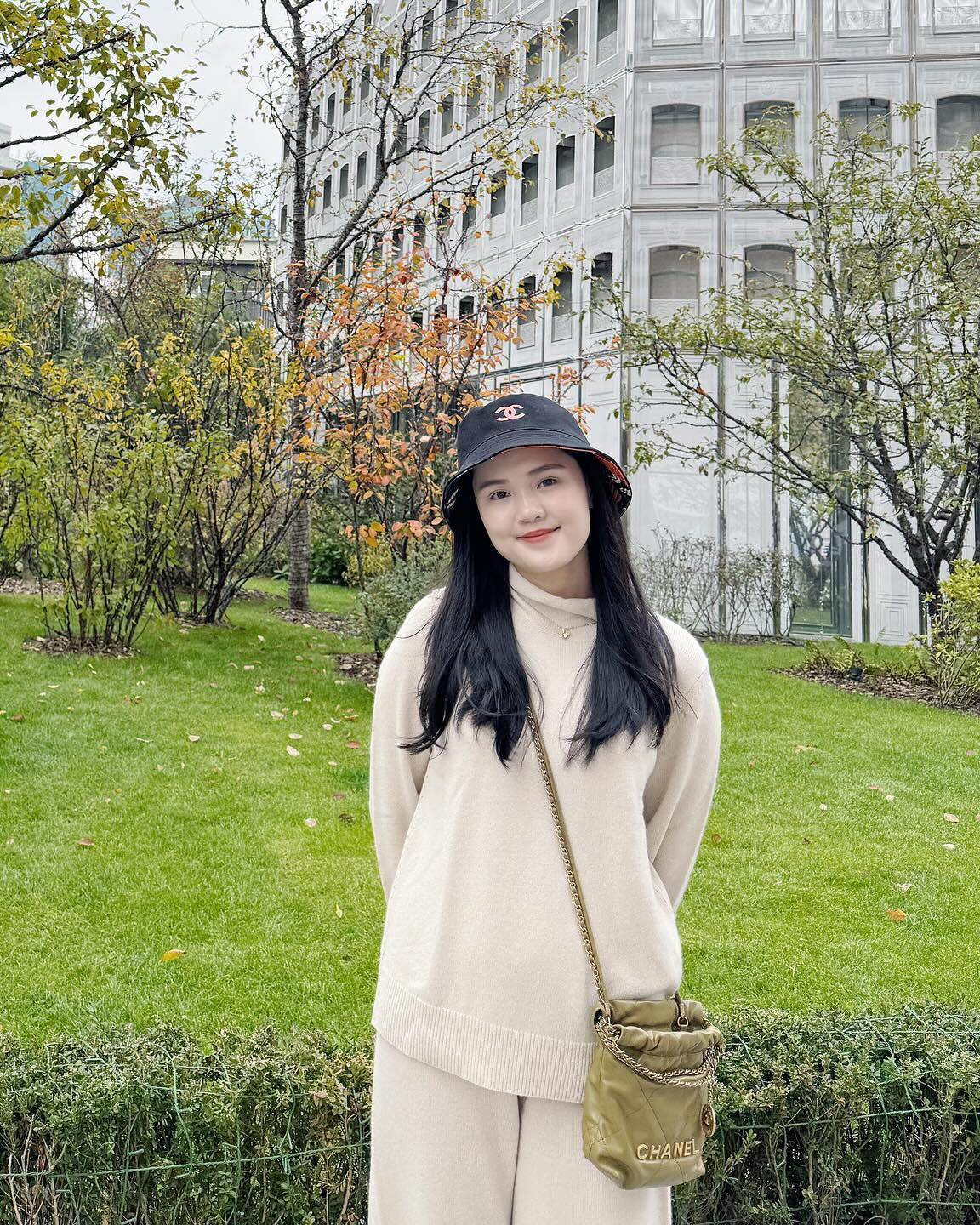 Bà xã của hậu vệ Đỗ Duy Mạnh khoe 'gia tài' 30 túi hàng hiệu đắt đỏ- Ảnh 8.