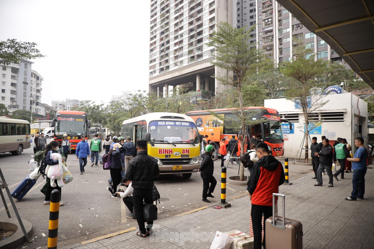 Bến xe Hà Nội đông kín người sau kỳ nghỉ Tết ảnh 2