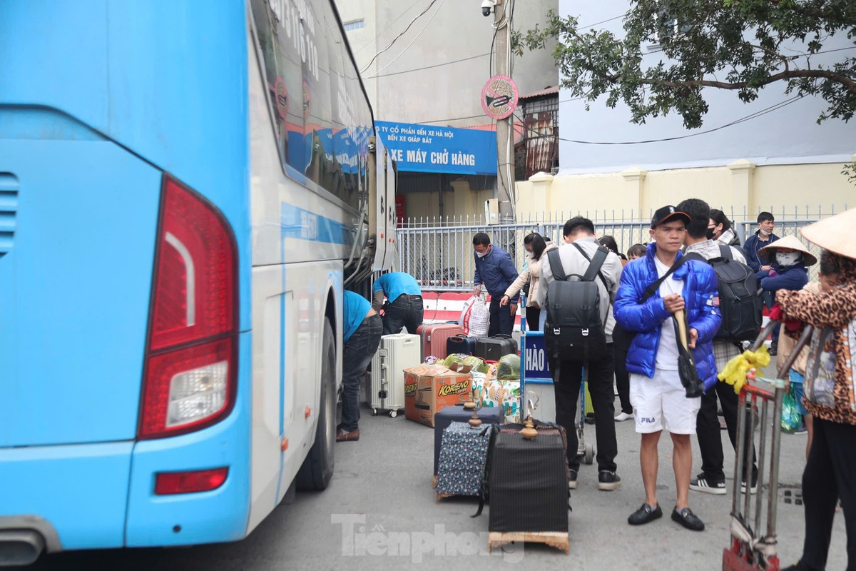 Bến xe Hà Nội đông kín người sau kỳ nghỉ Tết ảnh 4