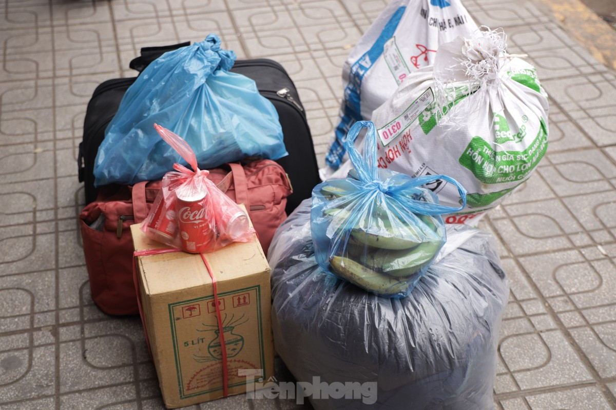 Bến xe Hà Nội đông kín người sau kỳ nghỉ Tết ảnh 7