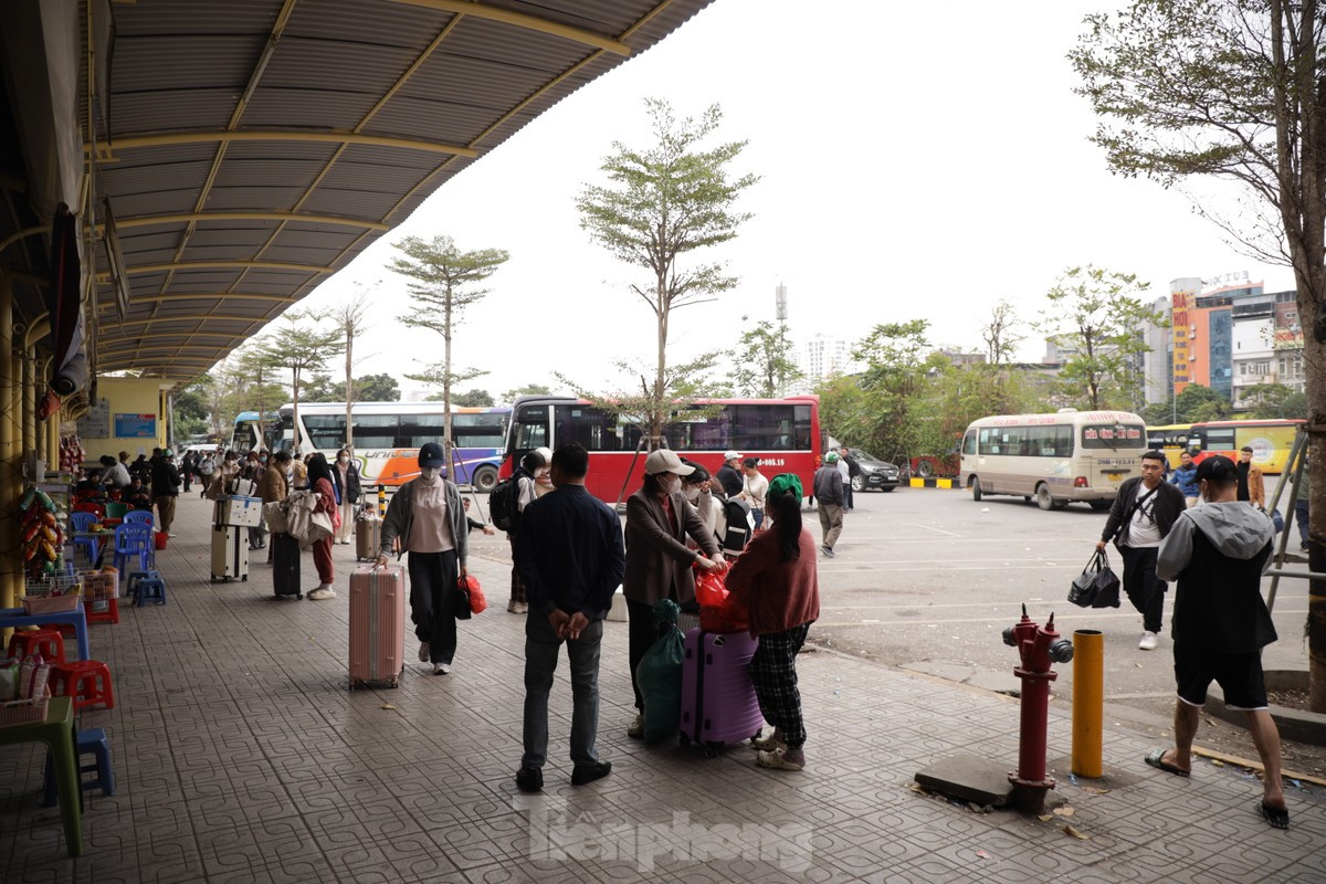 Bến xe Hà Nội đông kín người sau kỳ nghỉ Tết ảnh 1