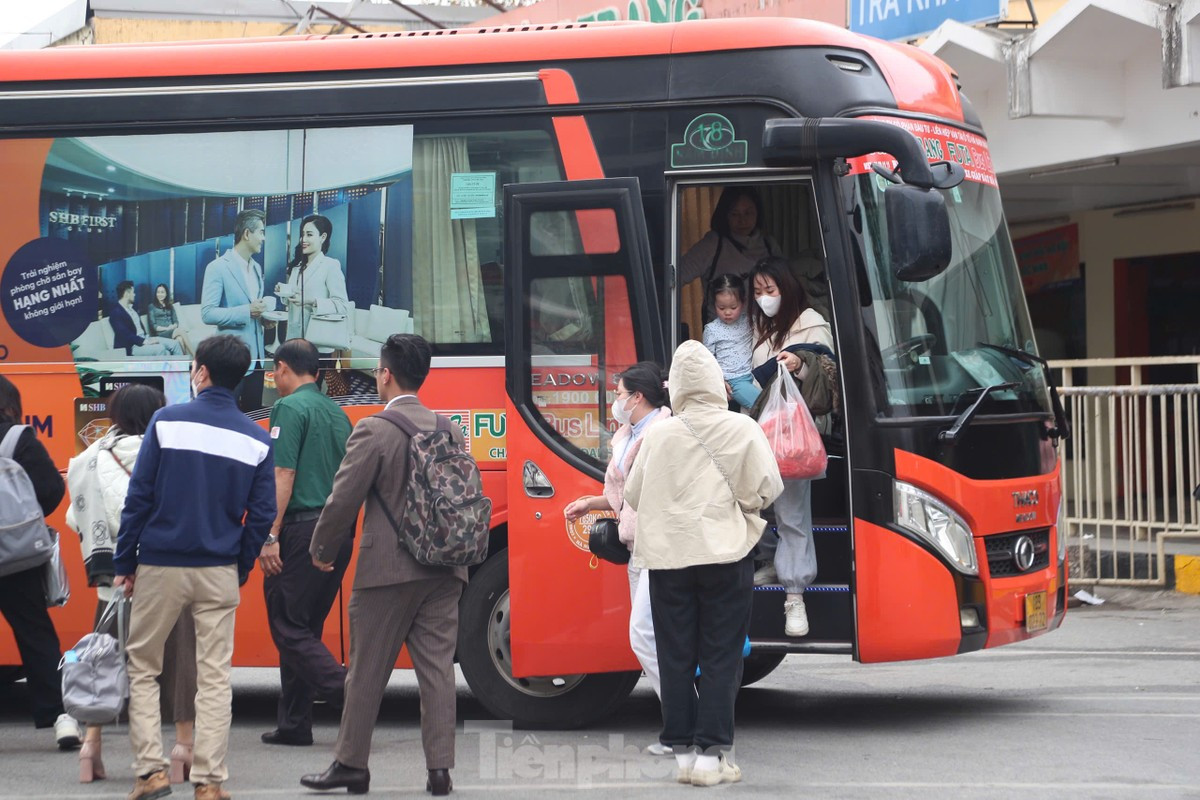 Bến xe Hà Nội đông kín người sau kỳ nghỉ Tết ảnh 8