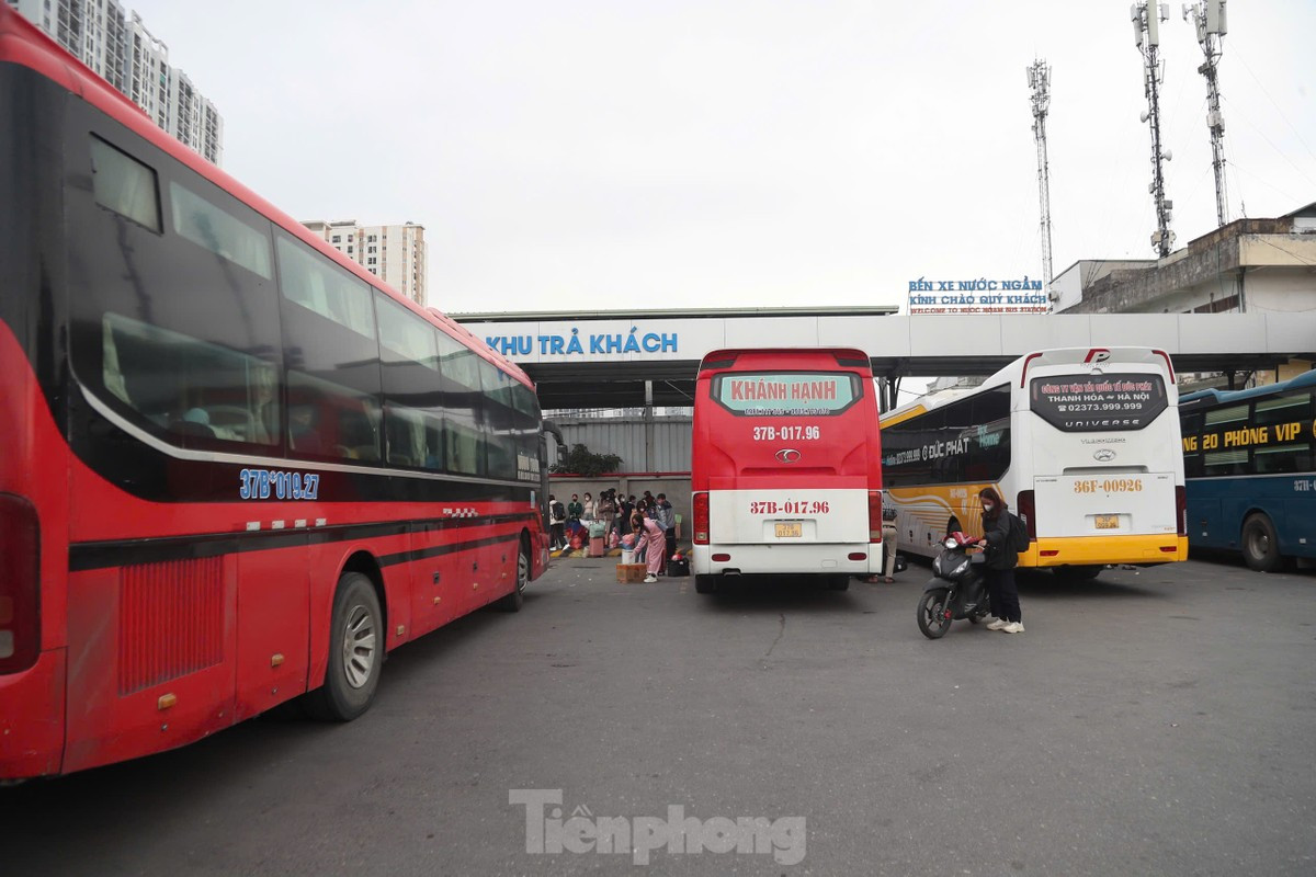 Bến xe Hà Nội đông kín người sau kỳ nghỉ Tết ảnh 5
