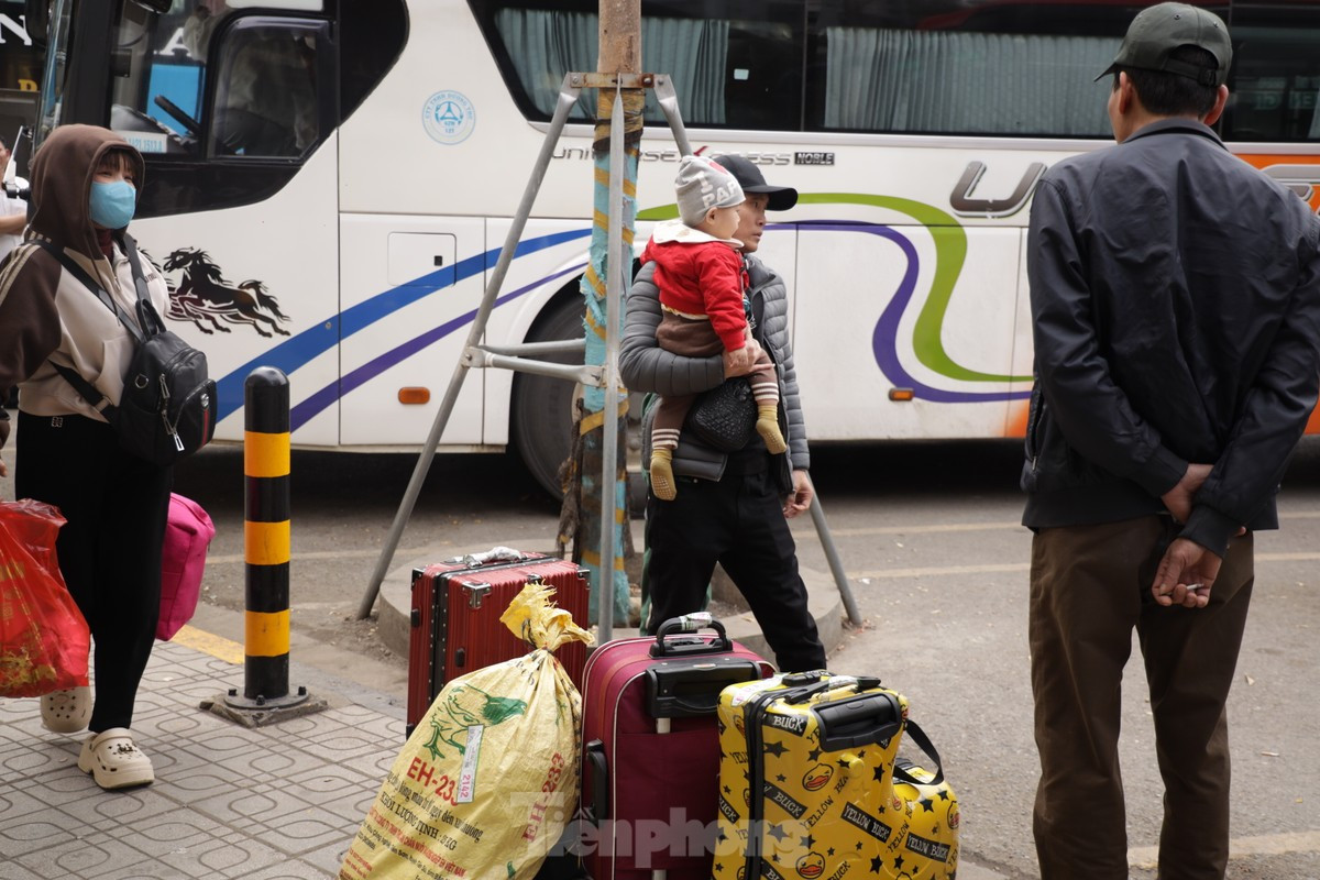 Bến xe Hà Nội đông kín người sau kỳ nghỉ Tết ảnh 10