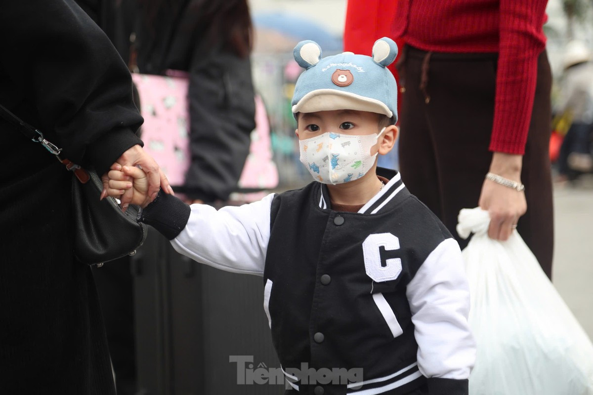 Bến xe Hà Nội đông kín người sau kỳ nghỉ Tết ảnh 11