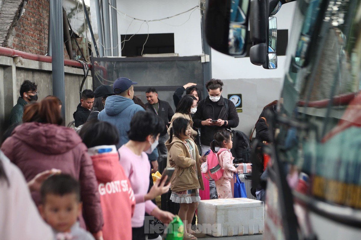 Bến xe Hà Nội đông kín người sau kỳ nghỉ Tết ảnh 3