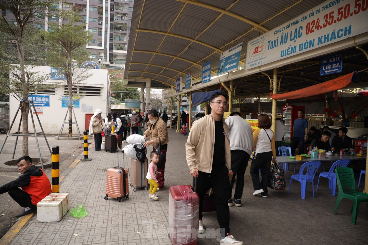 Bến xe Hà Nội đông kín người sau kỳ nghỉ Tết ảnh 9