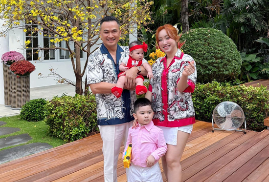 Chi Bảo, Lương Thế Thành khoe không gian sống đẹp như resort, ngập sắc xuân