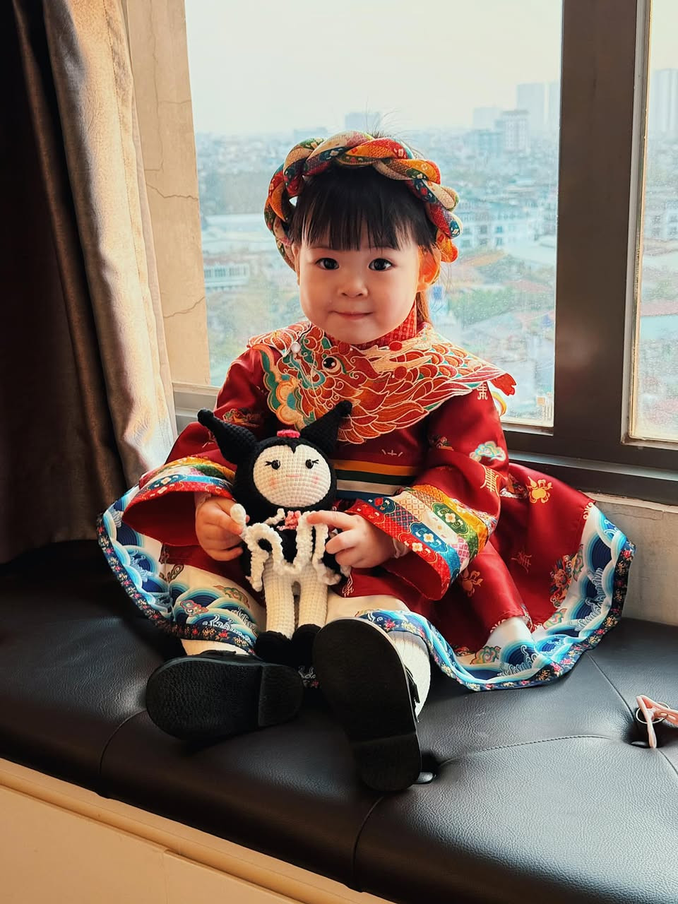 Con gái Đỗ Mỹ Linh 'đốn tim' fan với biểu cảm như búp bê- Ảnh 1.