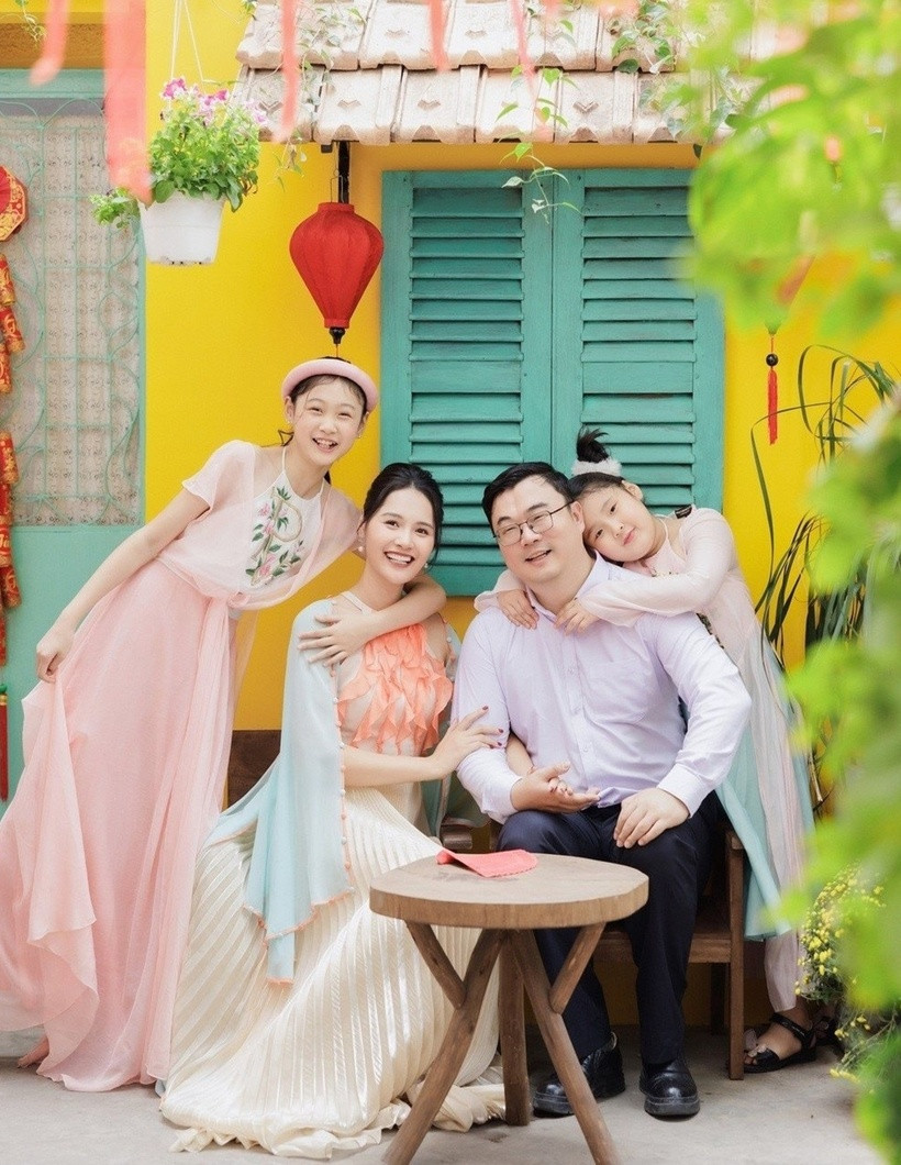 Hạnh phúc của họ trở nên vẹn tròn hơn khi đón thêm 2 thành viên mới là bé Tiểu Panda và Polar. Hiện tại, cả hai bé đều khỏe khoắn và lanh lợi. Các bé có thể nói được cả tiếng Anh, tiếng Trung và tiếng Việt.