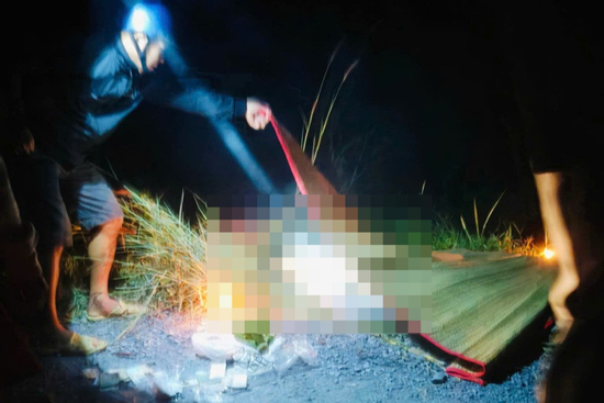 Ô tô 7 chỗ rơi xuống kênh ở TPHCM, 1 người tử vong