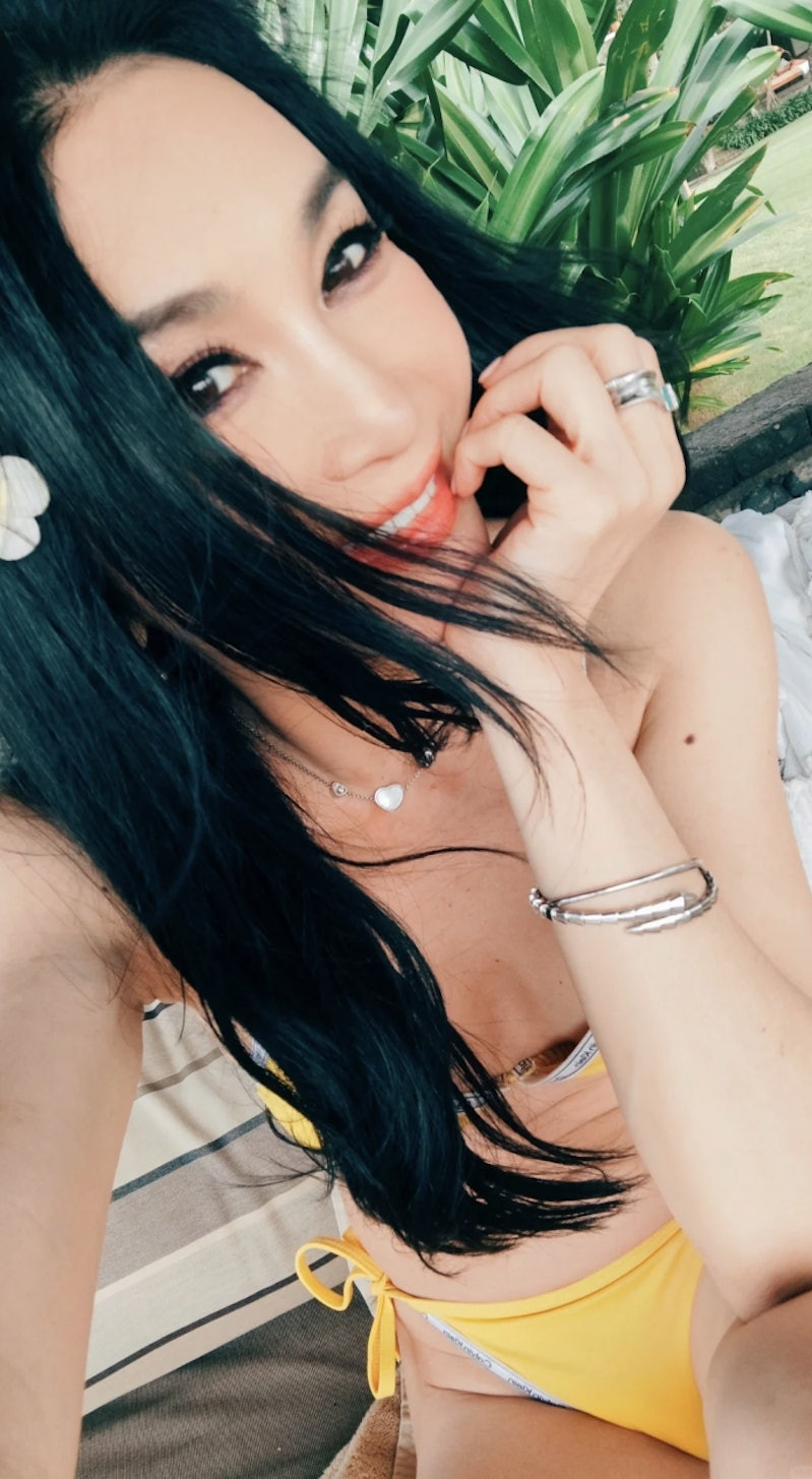 'Quả bom gợi cảm' Ôn Bích Hà 'gây choáng' khi diện áo tắm ở tuổi U60 trong kỳ nghỉ Tết - Ảnh 1