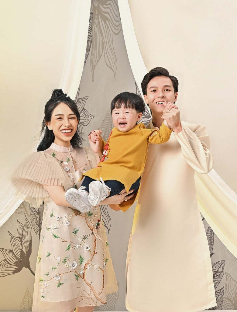 Con gái Minh Nhựa mang bầu lần 4 ở tuổi 26 mở tiệc linh đình khoe giới tính em bé