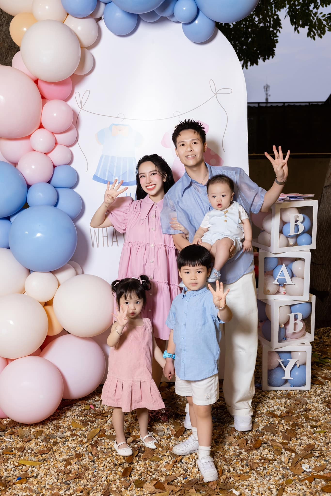 Con gái Minh Nhựa mang bầu lần 4 ở tuổi 26 mở tiệc linh đình khoe giới tính em bé