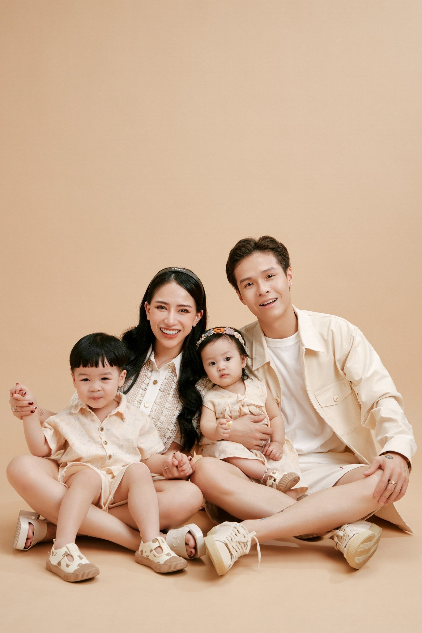 Con gái Minh Nhựa mang bầu lần 4 ở tuổi 26 mở tiệc linh đình khoe giới tính em bé