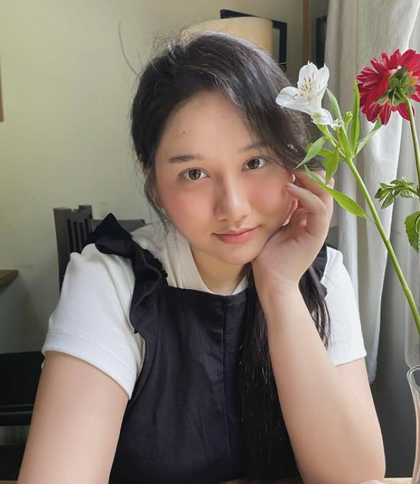 Diện đồ tập bó sát ra đường, fan không nhận ra