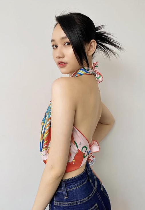 Diện đồ tập bó sát ra đường, fan không nhận ra