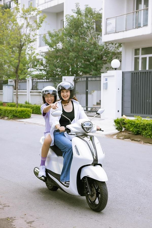 Hồng Diễm hiếm hoi khoe con gái trổ mã 13 tuổi cao vượt mẹ