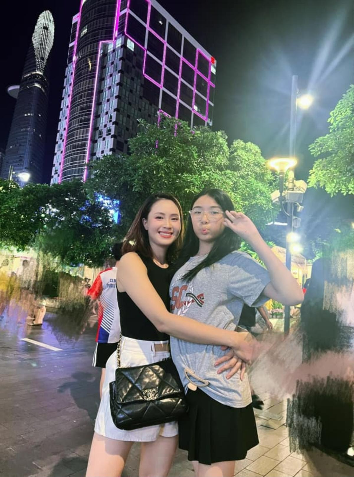 Hồng Diễm hiếm hoi khoe con gái trổ mã 13 tuổi cao vượt mẹ