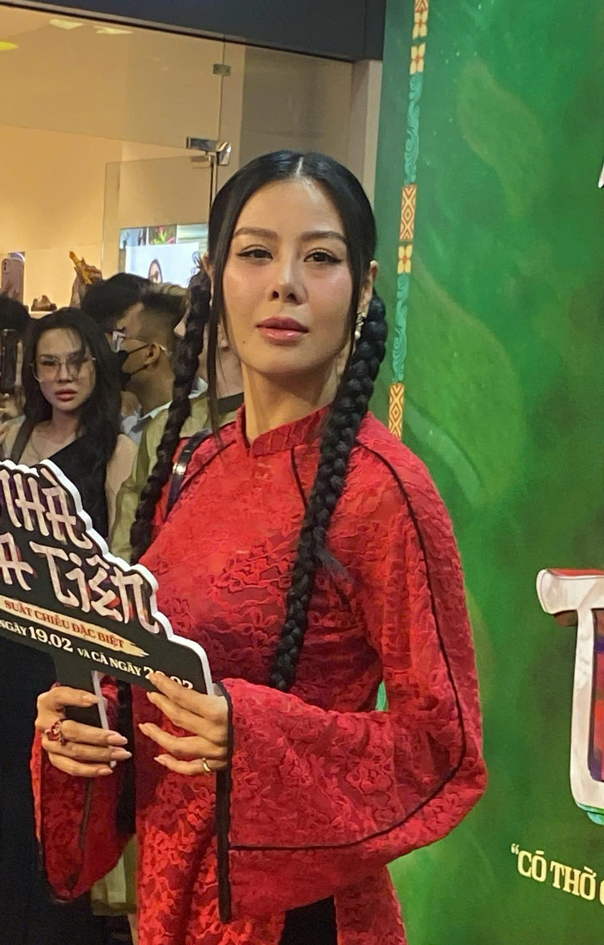 Nam Thư gây tranh cãi vì diện áo dài lộ nội y phản cảm