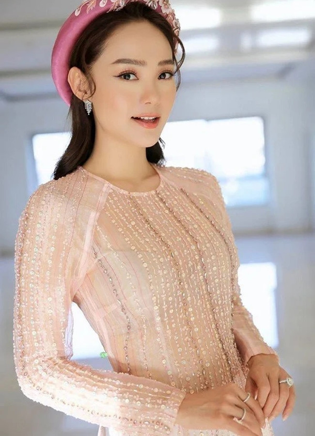 Nam Thư gây tranh cãi vì diện áo dài lộ nội y phản cảm