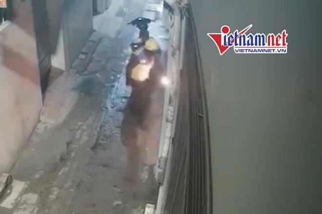 Người đàn ông phóng hỏa đốt cổng nhà dân ở Hà Nội giữa đêm