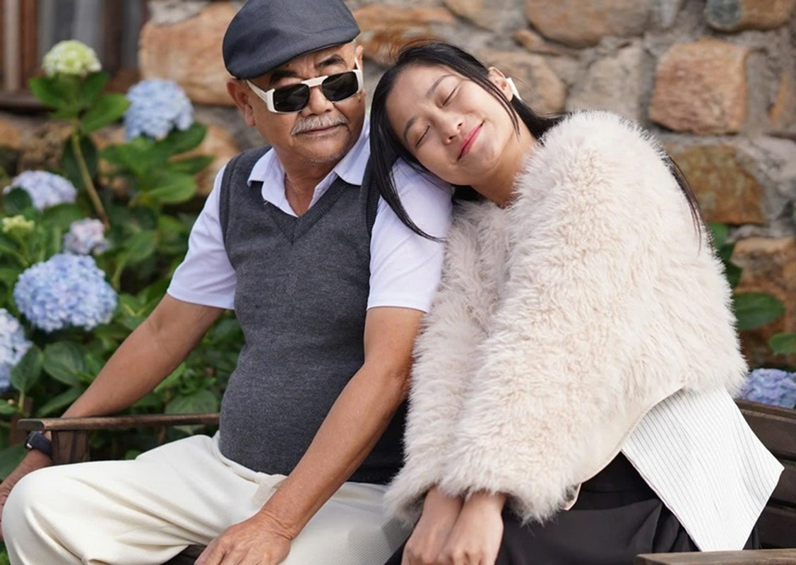 Bạn gái kém 36 tuổi của NSND Việt Anh ngày càng quyến rũ hậu trùng tu vòng 1