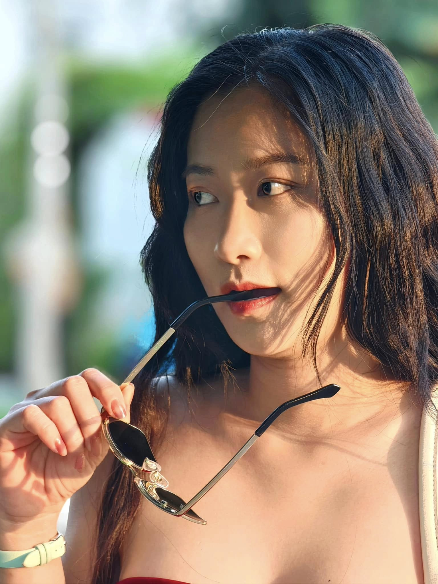 Tình trẻ kém 36 tuổi của NSND Việt Anh tích cực mặc hở hậu trùng tu vòng 1