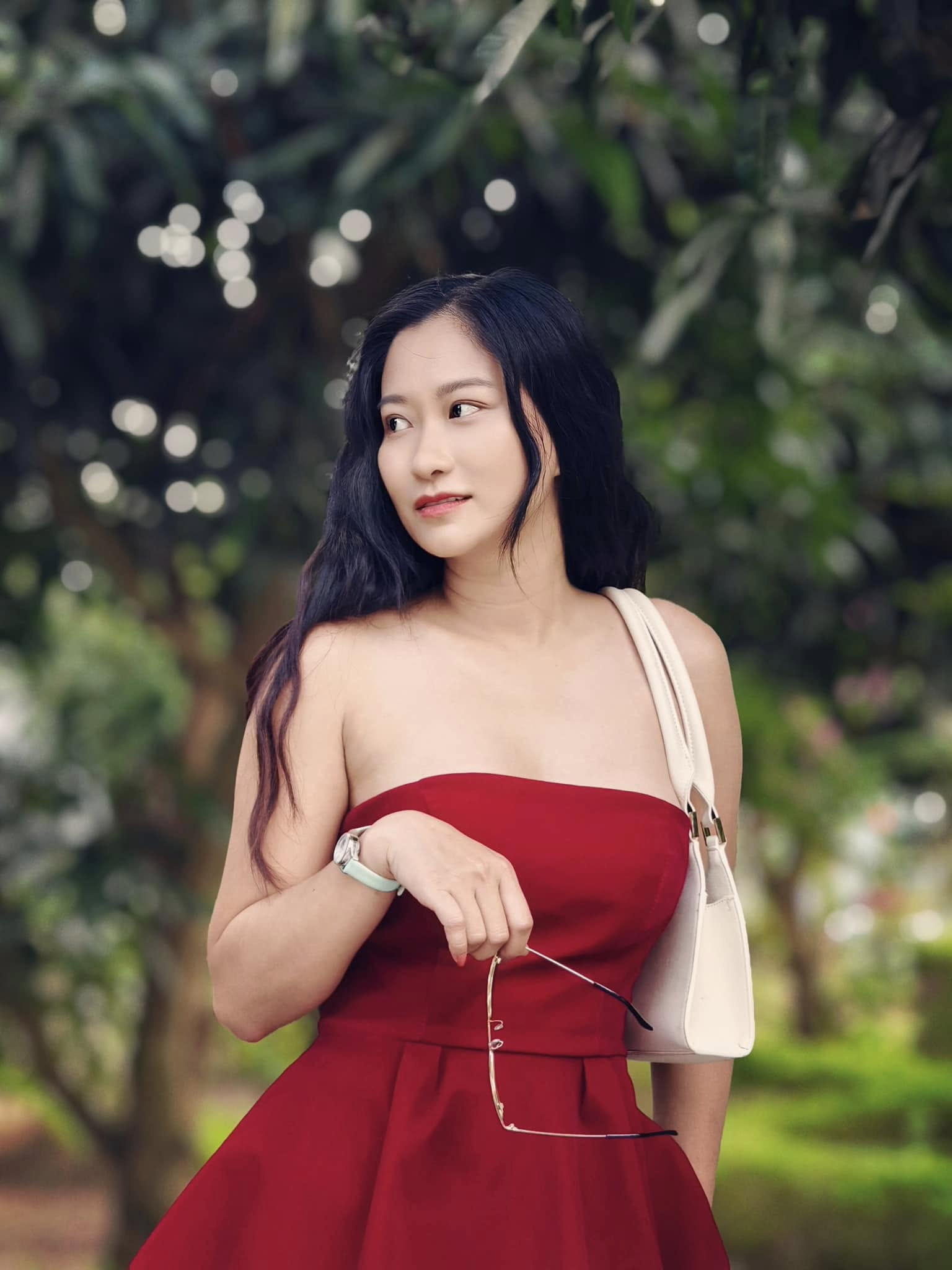 Bạn gái kém 36 tuổi của NSND Việt Anh ngày càng quyến rũ hậu trùng tu vòng 1