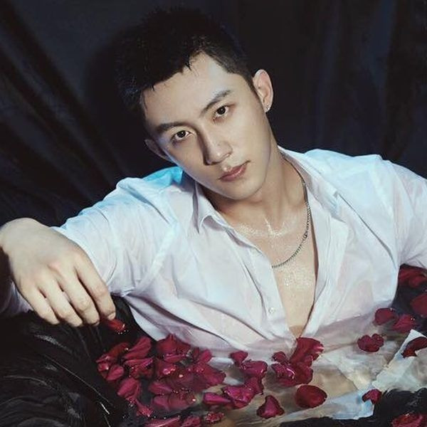 Fan Trung nhờ cư dân mạng Việt Nam truy tìm cô gái đi cùng Hoàng Cảnh Du