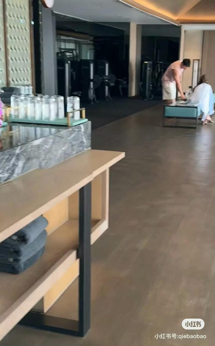 Hoàng Cảnh Du đi du lịch Việt Nam cùng bạn gái có phải Địch Lệ Nhiệt Ba