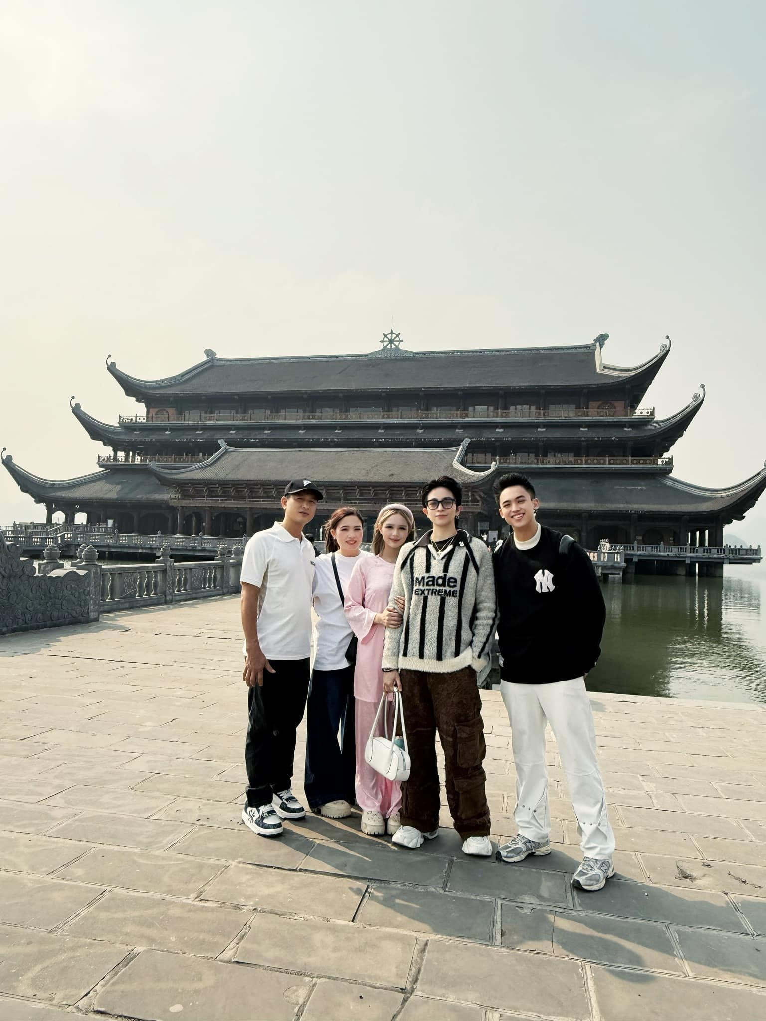 Lộ ảnh thân mật Xoài Non Gil Lê giữa đêm khuya nhìn ngượng đỏ mặt