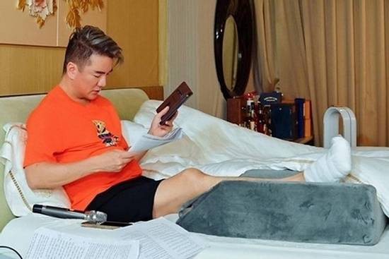 Tình trạng bàn chân của Đàm Vĩnh Hưng sau 1 năm gặp tai nạn mất nhiều ngón chân