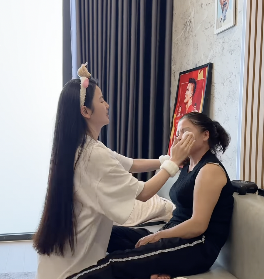 Chu Thanh Huyền bị chê lố thiếu lễ phép khi làm đẹp cho mẹ chồng