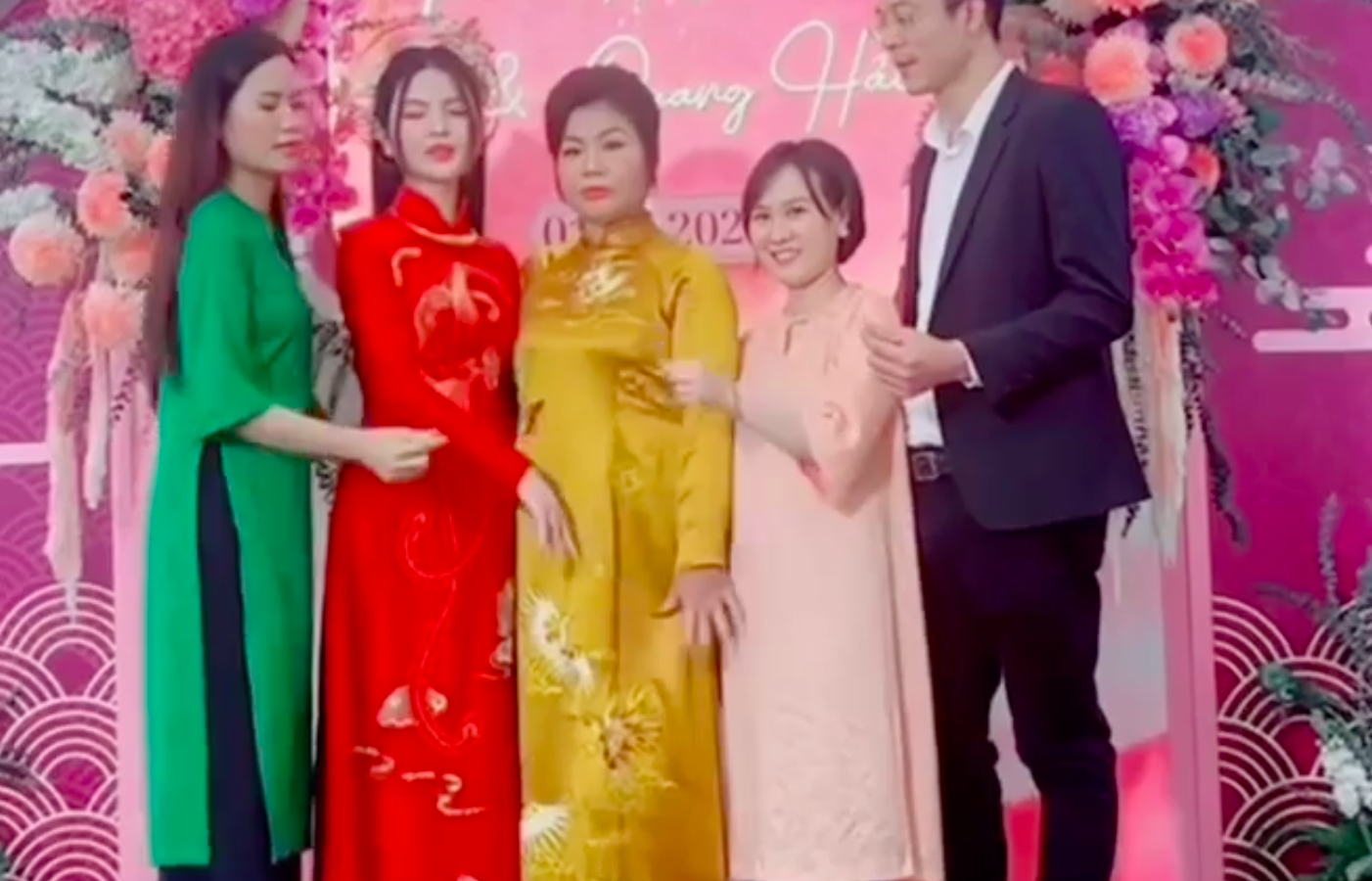 Chu Thanh Huyền bị chê lố thiếu lễ phép khi làm đẹp cho mẹ chồng