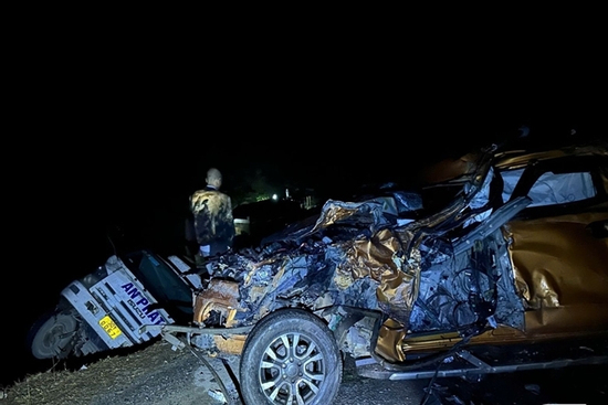 Khoảnh khắc xe tải có dấu hiệu mất lái đâm nát ô tô bán tải ở Sơn La